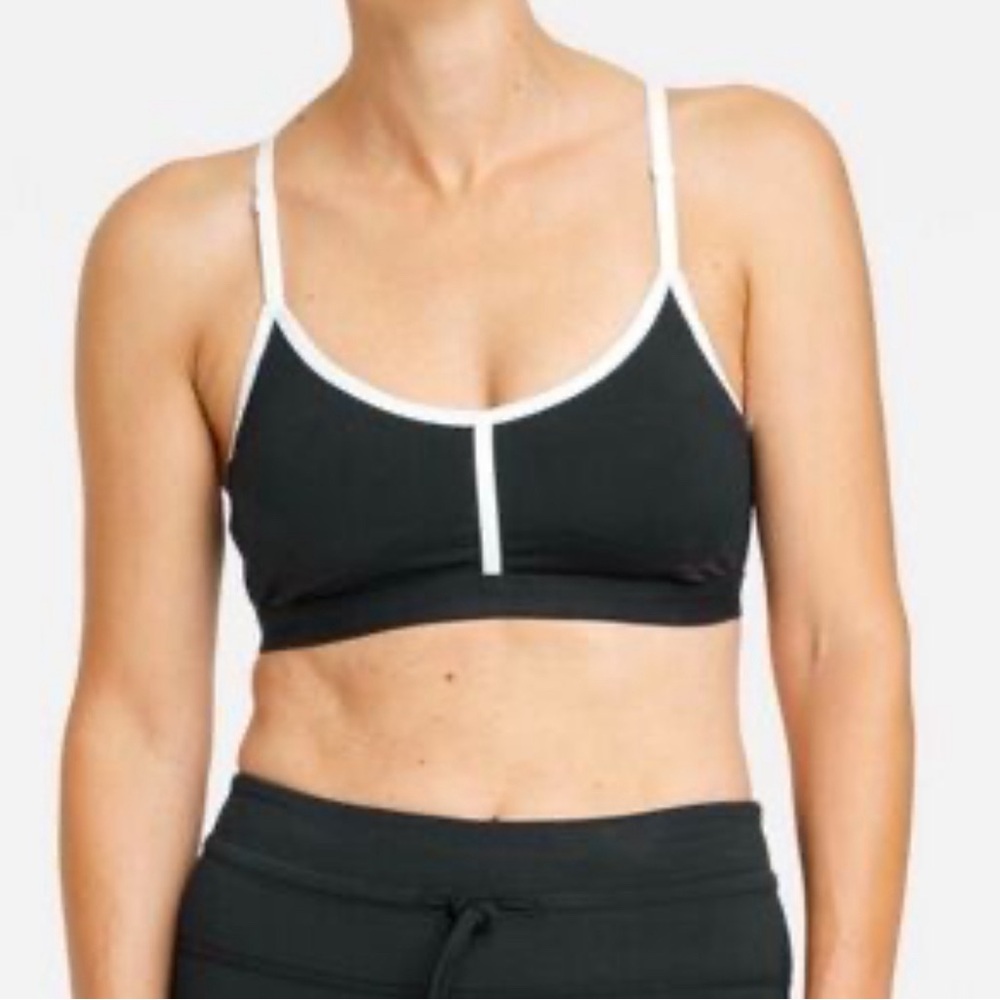 all in one motion Sports Bra Black and White
